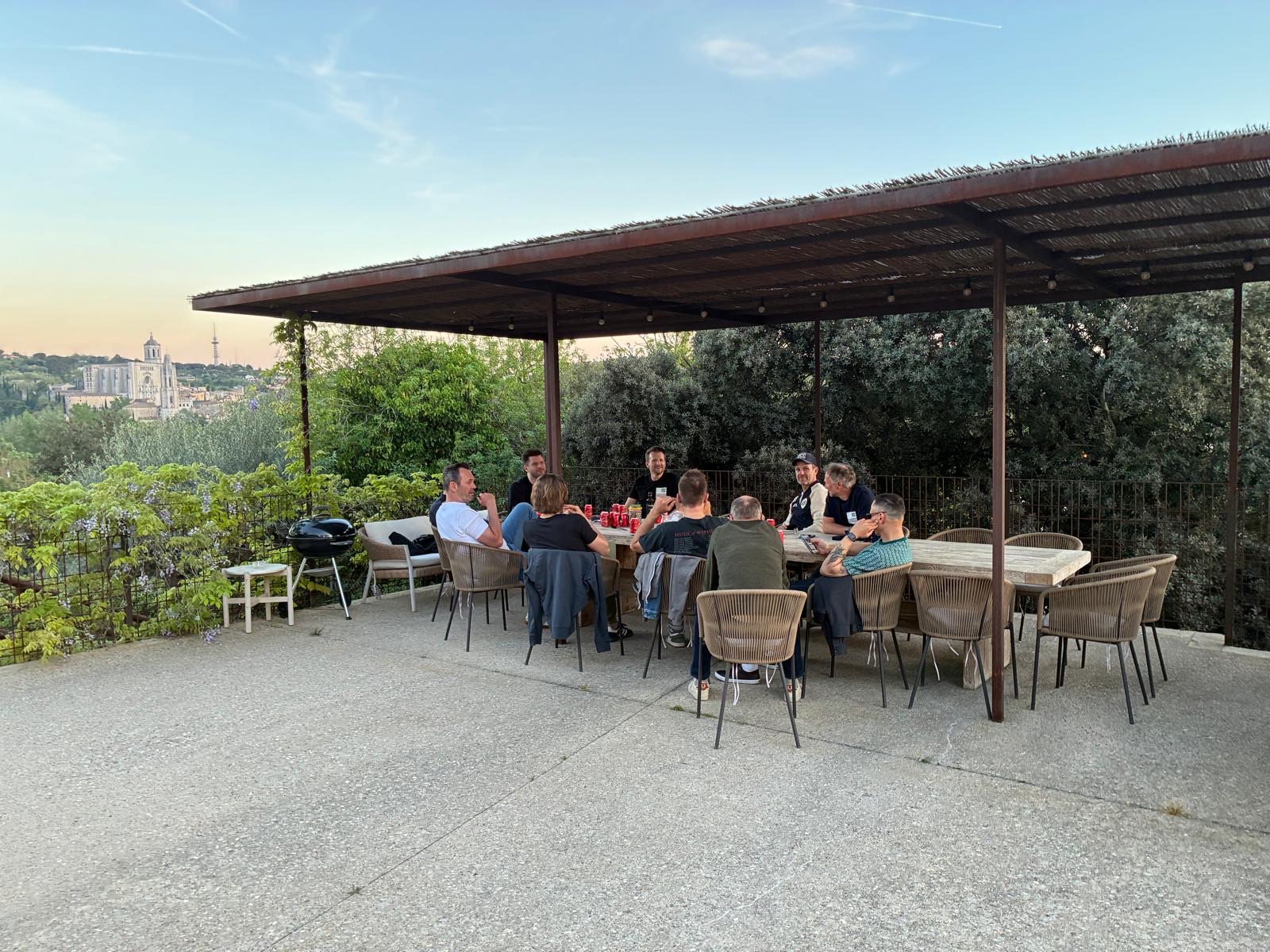 Gemeinsames Abendessen unter einer Pergola mit Blick auf Girona